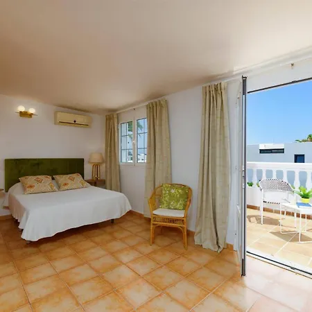 Villa Laurona By *